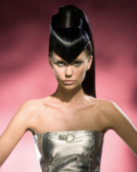 Hairstyle with a topknot and a pointed fringe