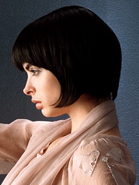 Short bob hairstyle with fringes in the nape
