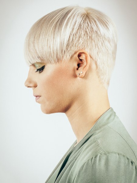Hairstyle with very short sides and back