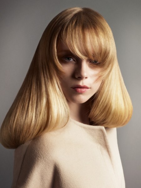 Long blonde hairstyle with tapered bangs