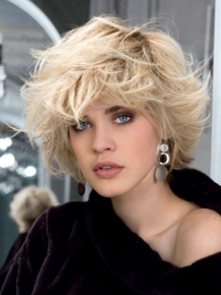 Short hairdo with layers that does not cover the collar