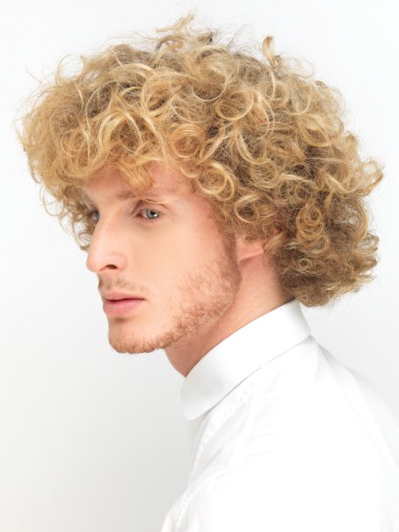 Layered men's hair with curls