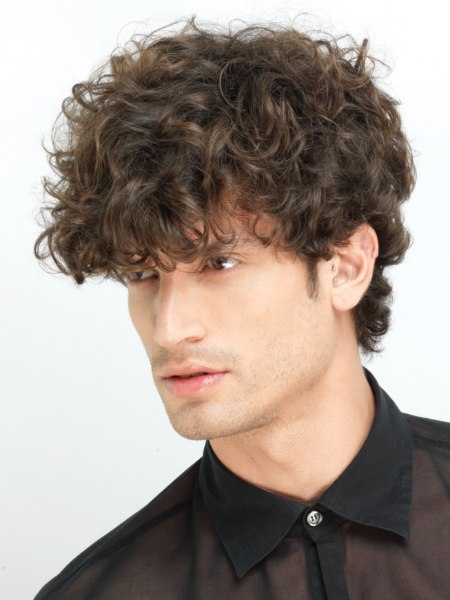 Men's hair with curls - Side view