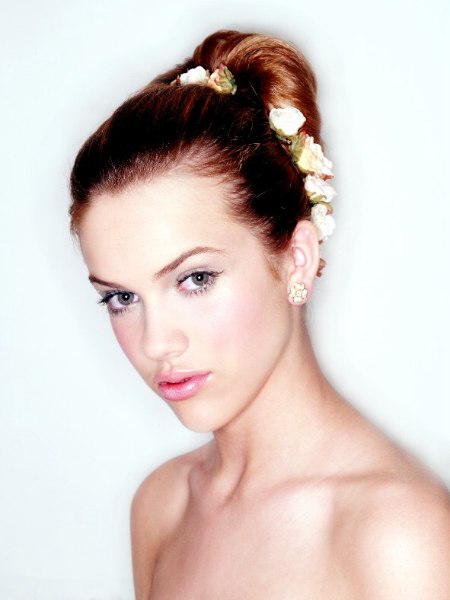 Hairstyle with a bun and roses