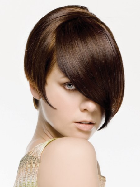 Short hairstyle with an elevated back and a graduated neck