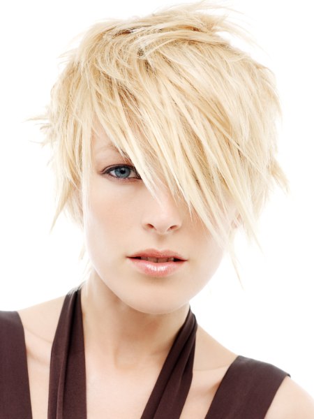 Short and carefree blonde hairstyle