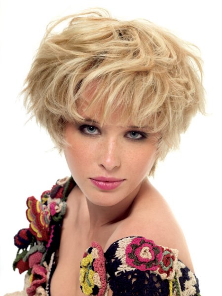 Mop-top haircut with layers for blonde hair