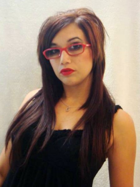 Long hairstyle with bangs that flow over the glasses
