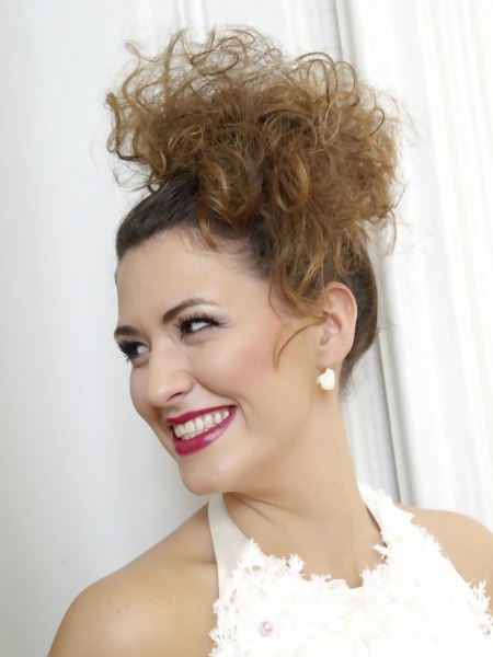 Comfortable wedding hairdo for hair with curls