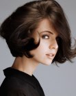 Short hairdo with layering and tips that curl up