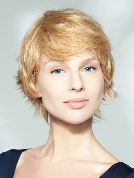 Short blonde haircut with longer strands that accentuate the neck