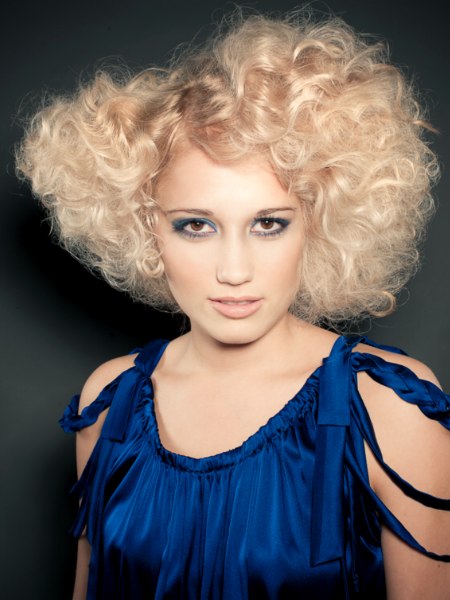 Retro inspired hairstyle with honey blonde curls