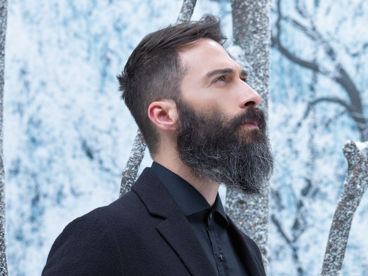 Rugged men's look with a natural and long full beard