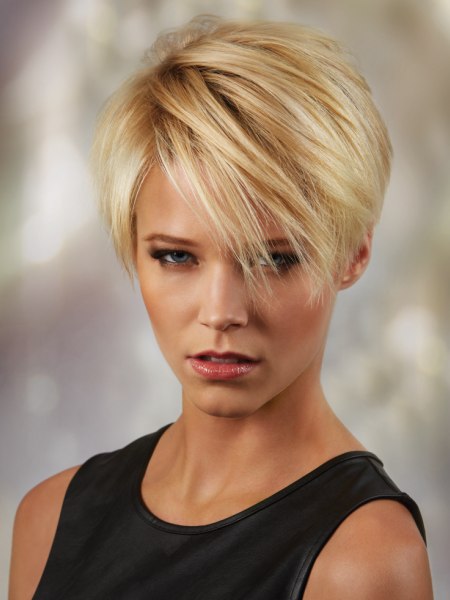 Versatile short haircut with layers