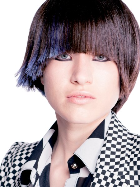 Bowl cut with texture along the cutting line and blue color contrasts