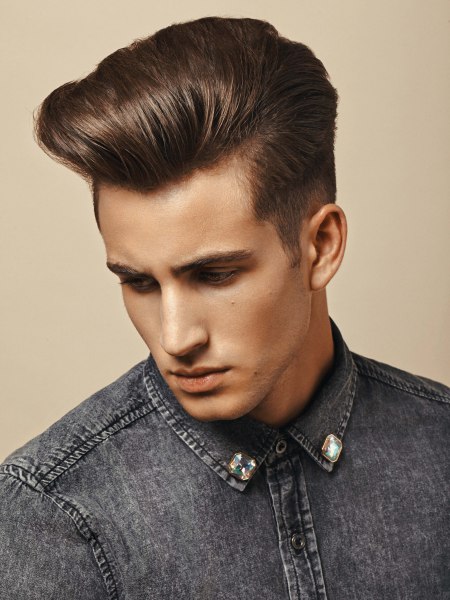 Short and neat hairstyle for men