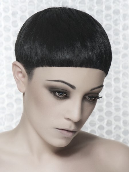 Very short hairstyle for a Pierrot look