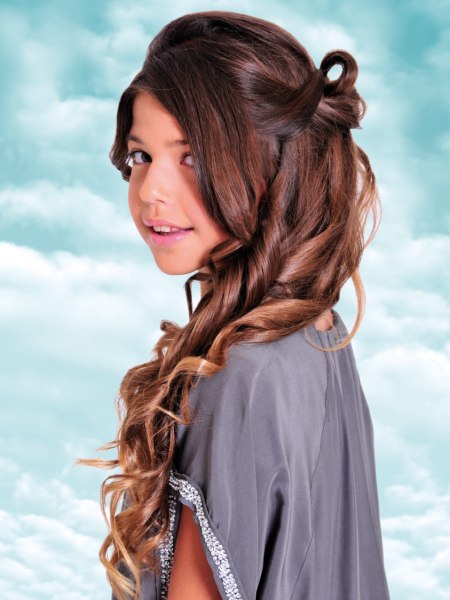 Long and festive curled hair for teen girls