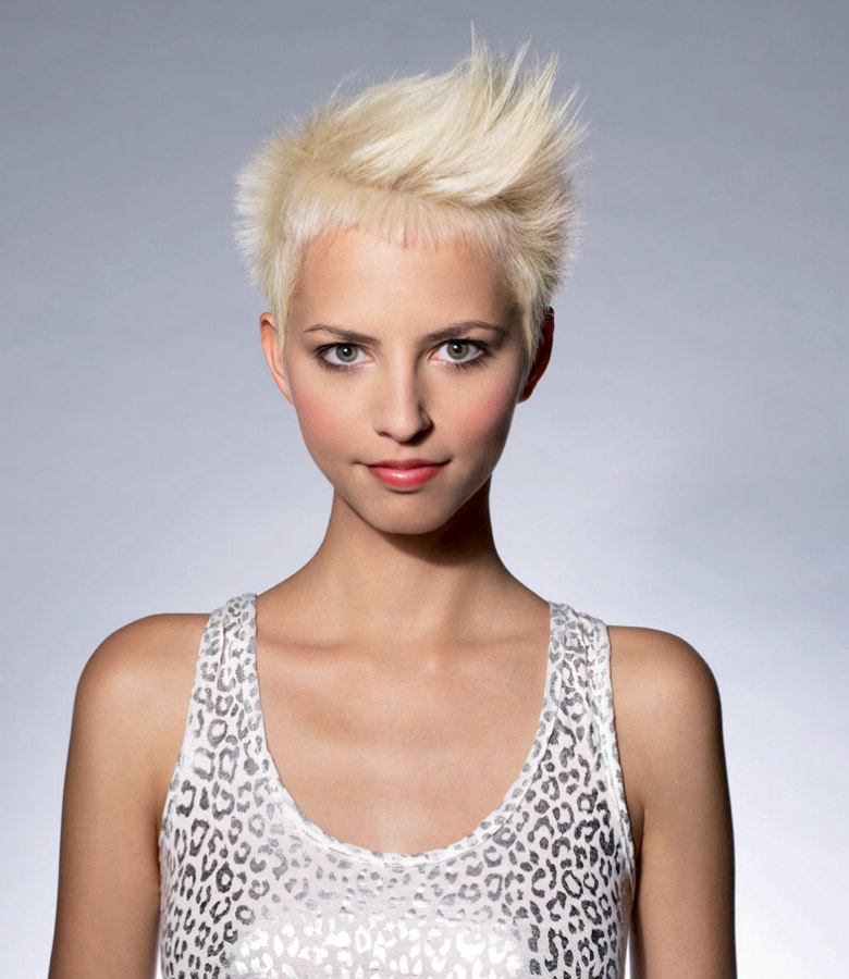 Short hair with creative styling to maximize the volume