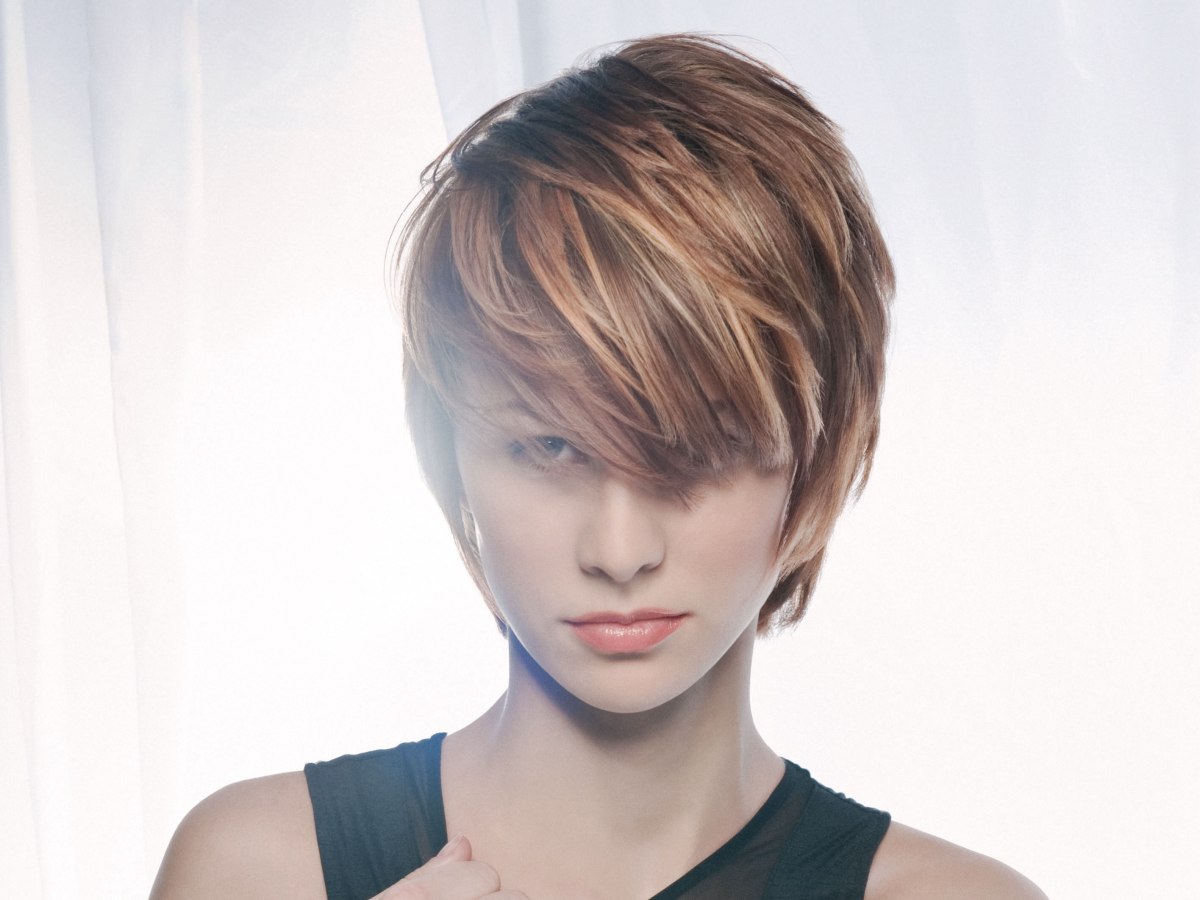 Short hairstyle with highlights and lowlights