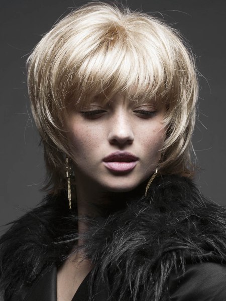 Neck length blonde hairstyle with textured tips