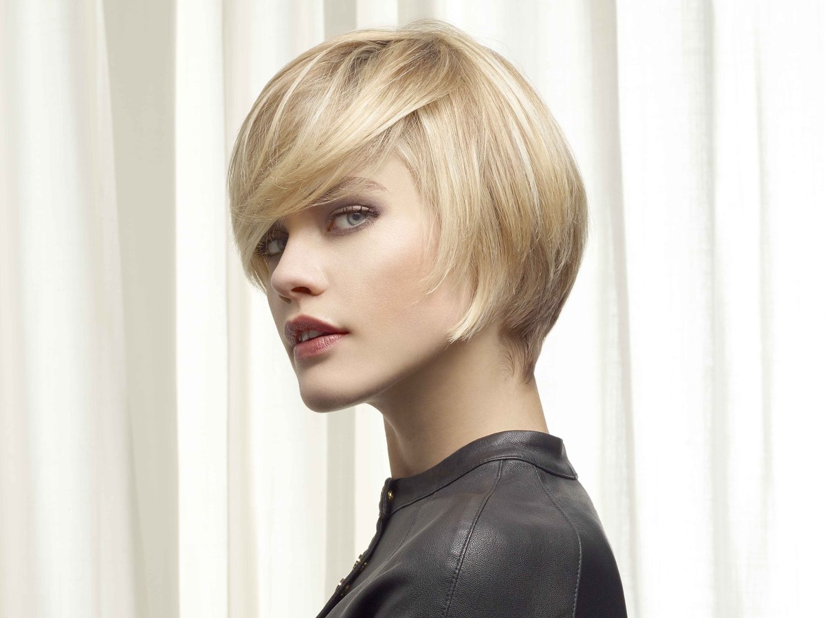 Short haircut with a short neck and several shades of blonde