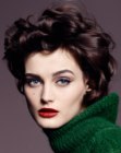 Medium-short layered hairstyle with curls and 1950s inspiration
