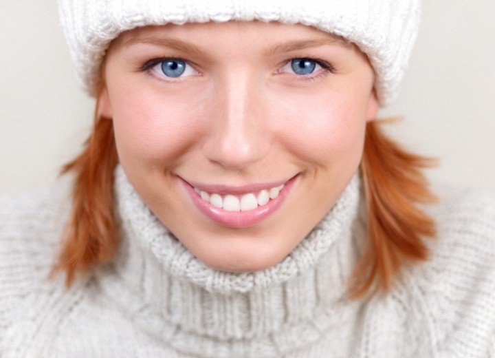 Donna che indossa un cappello in inverno
