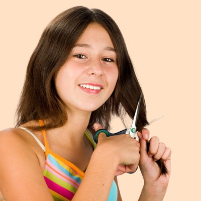 Garota que está cortando o próprio cabelo