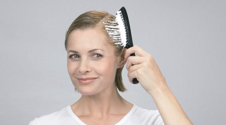 Distribute mousse with a wide toothed comb