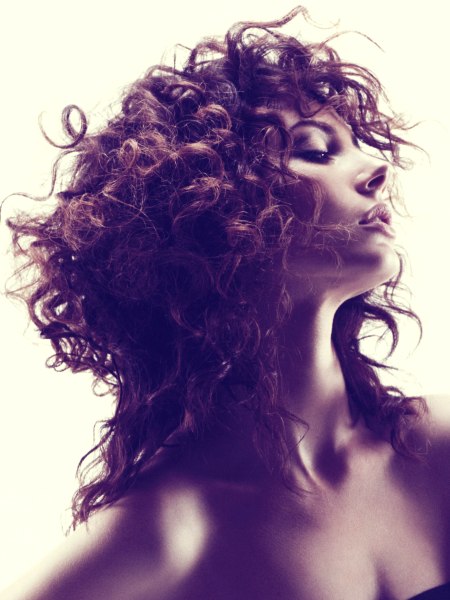 Big curly hair, inspired by the 1980s