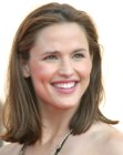 Jennnifer Garner's sporty and easy to manage shoulder long hair