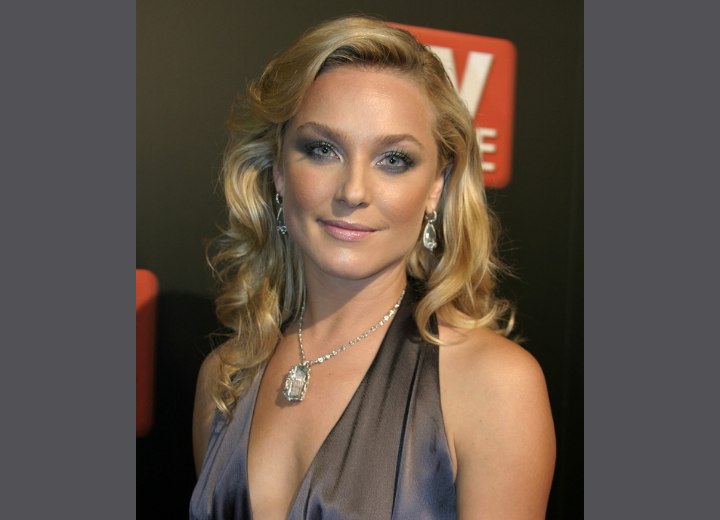 Elisabeth Röhm hair