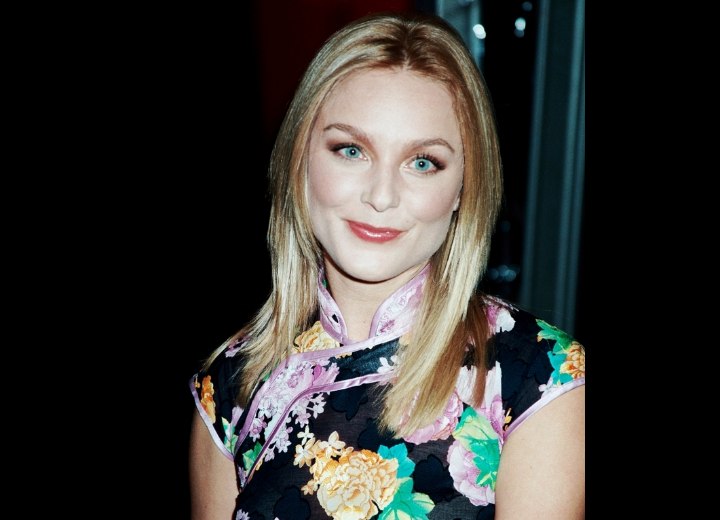 Elisabeth Röhm with long straightened hair