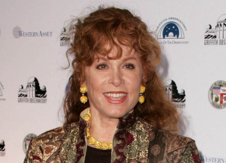 Stephanie Powers wearing her hair with curls