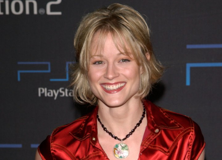 Teri Polo sporting a young above the collar haircut