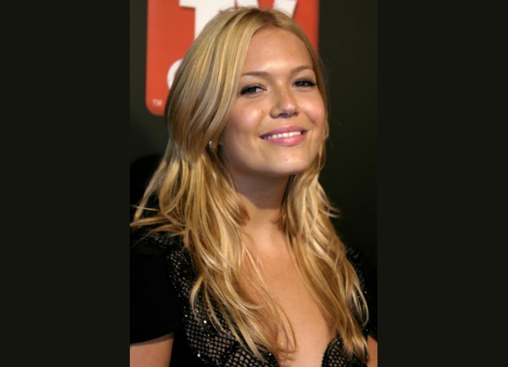Blonde hair with streaks - Mandy Moore
