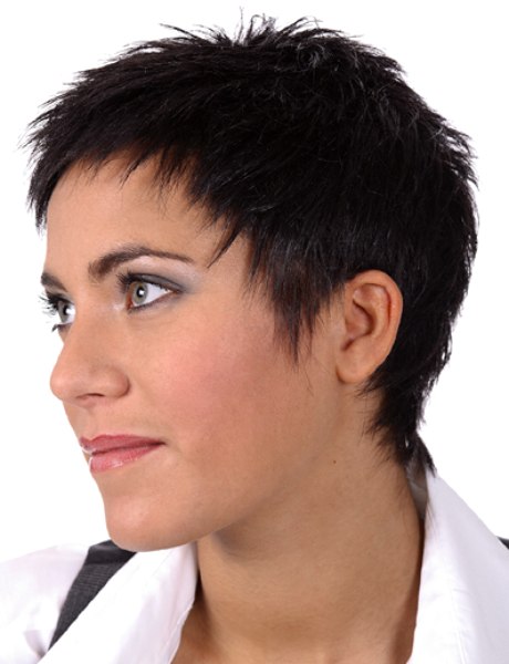 Low-maintenance short buzzed hair for women