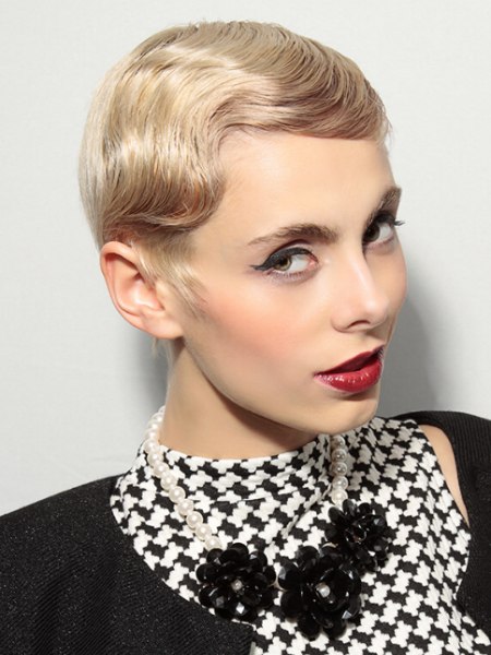 Androgynous short cut with a water wave