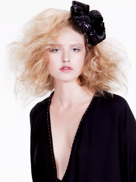 Curly hairdo with a bow