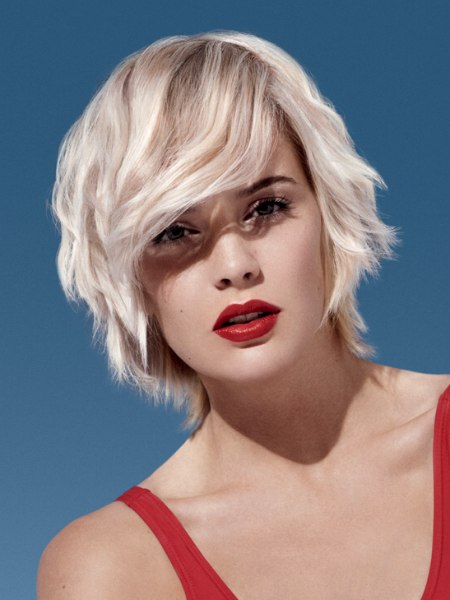 Practical medium-to-short hairstyle for the beach