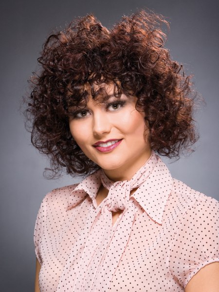 Curled hairstyle for outgoing women with medium-long hair
