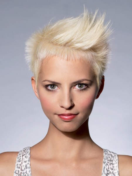 Blown-out style for versatile short blonde hair