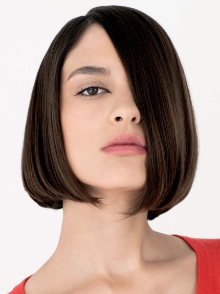 Same-length bob with ends that turn inward
