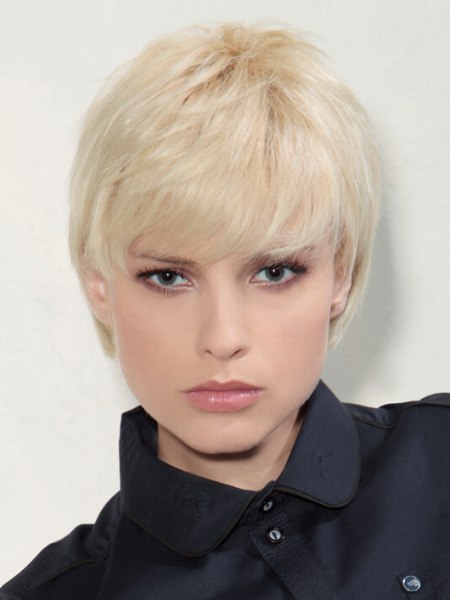 Short and easy-to-maintain blonde fashion hairstyle