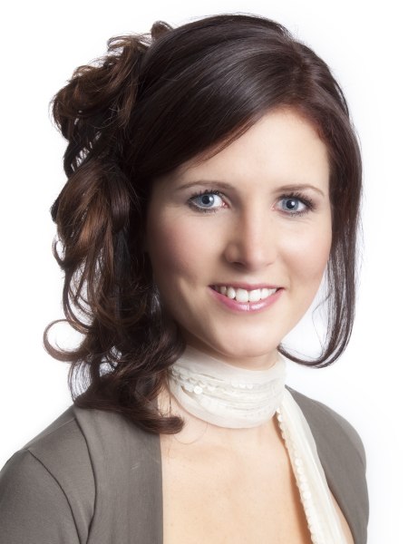 Pinned-up hair with curls