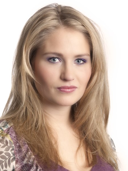 Free and easy long blonde hairstyle for summer