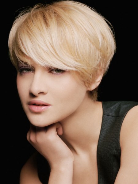 Low-maintenance short haircut with a sporty touch