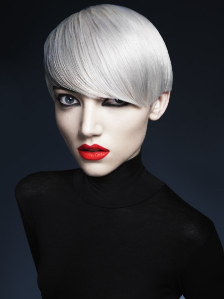 Short hair with a platinum color that looks like silver