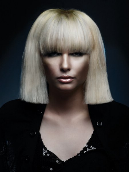 Platinum blonde bob with blunt cutting lines